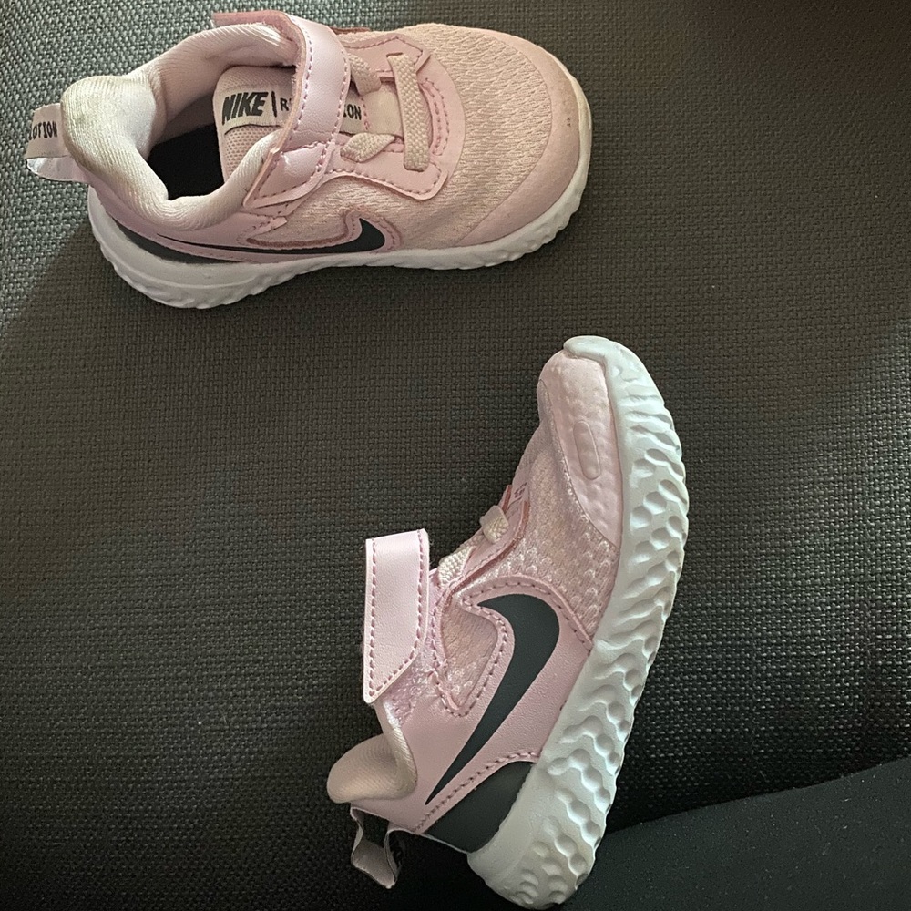 Riddle Nike shoes size 4m